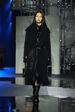 Burberry تكتب ليلها الخاص: لندن كخزانة تتحرّك بعد الغروب